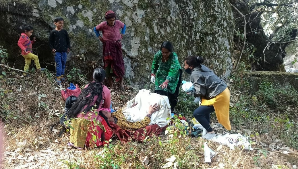 108 महिला कर्मी ने सड़क से एक किलोमीटर नीचे जाकर डिलीवरी करवाई