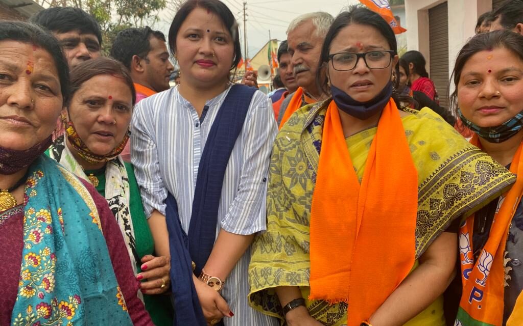 सल्ट उपचुनाव में भाजपा की महिला मोर्चा ने भी प्रत्याशी महेश के लिए घर घर जाकर मांगे वोट