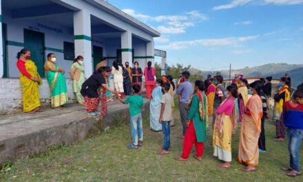 समाजसेविका गीता ने फलसीमा में बाटे फल, सैनेटाइजर तथा मास्क