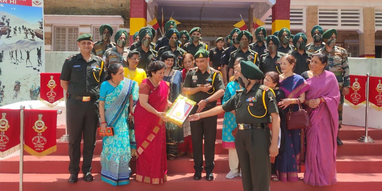 लदाख बोर्डर  पर  तैनात वीर सैनिक भाइयों के लिए  महिला कल्याण संस्था ने आर्मी के सिख रेजिमेंट को सोंपी राखियां