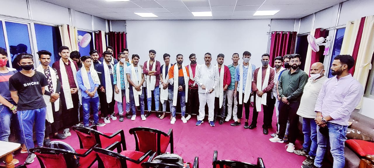 अल्मोडा में अनेकों युवाओं ने थामा कांग्रेस का हाथ- वरिष्ठ कांग्रेसी नेता बिट्टू कर्नाटक ने दिलायी सदस्यता