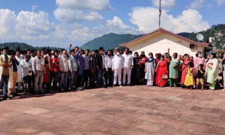 अल्मोडा में सैकड़ों युवा/युवतियों ने थामा कांग्रेस का हाथ- वरिष्ठ कांग्रेसी नेता बिट्टू कर्नाटक ने दिलायी सदस्यता