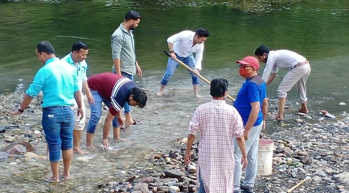 सेवा और समर्पण अभियान के अंतर्गत गाँधी एवम  शास्त्री जी की जयंती पर भाजपा ने किया सफाई  कार्यक्रम का आयोजन