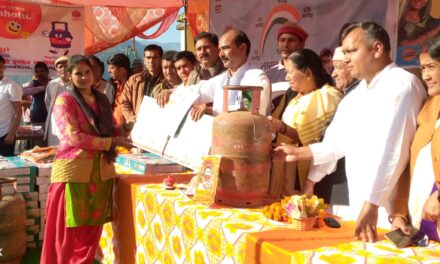 माँ पार्वती इण्डेन ग्रामीण वितरण कार्यक्रम में सांसद अजय टम्टा ने ग्रामीणों को मुफ्त बाटे गैस सिलेंडर