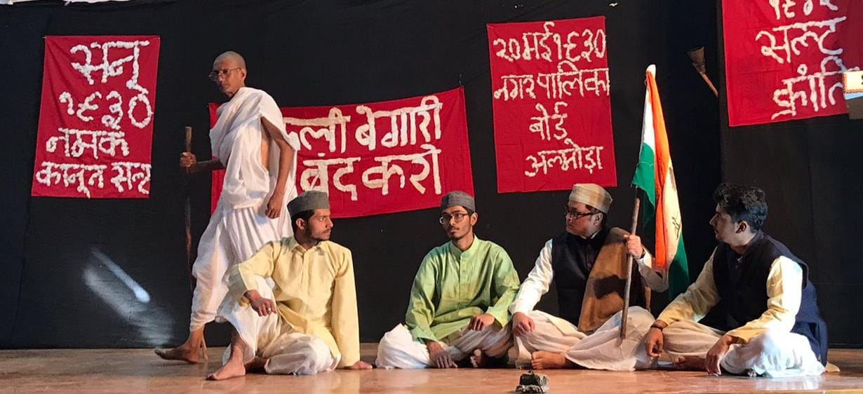 विहान सामाजिक एवं सांस्कृतिक संस्था अल्मोड़ा के द्वारा नाटक अलख का प्रस्तुतीकरण किया