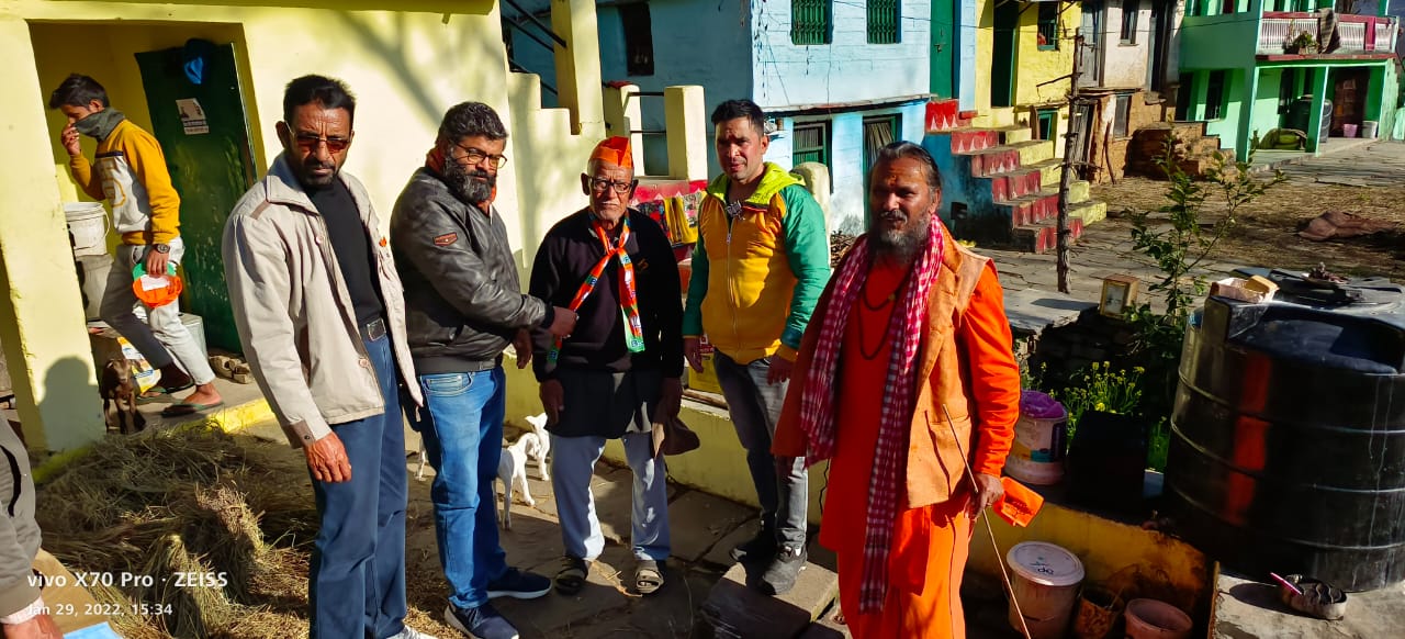भाजपा प्रत्याशी कैलाश शर्मा के समर्थन में कोसी, महत गांव, देवस्थल में समर्थकों ने मांगे वोट