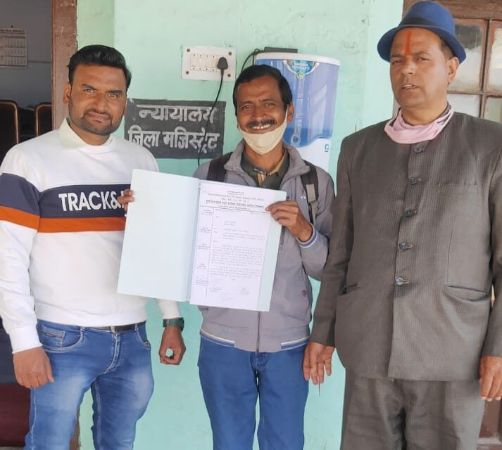हिमाचल प्रदेश सरकार द्वारा दर्ज मुकदमे वापस लेने हेतु जिलाधिकारी अल्मोडा को दिया ज्ञापन