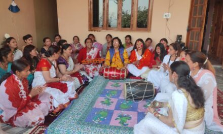 भाजपा की प्रदेश मंत्री किरन पंत के आवास पर हुआ महिला होली का आयोजन।