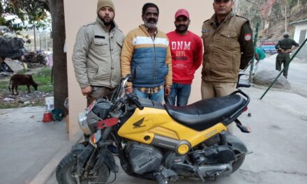 भतरौंजखान पुलिस ने बैजनाथ थाने की सूचना पर एक लाख रुपये एवं मोटर साईकिल किया बरामद, युवक को किया परिजनों के सुपुर्द