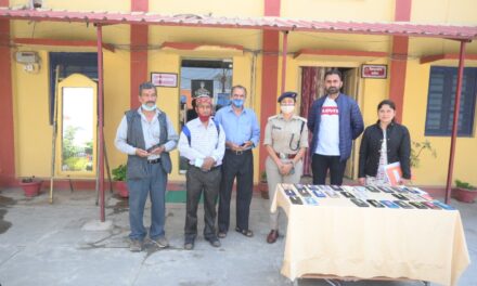 अल्मोड़ा पुलिस एवं साईबर सैल ने 10 लाख रुपये कीमत के मोबाईल फोन बरामद कर मोबाईल स्वामियों के चेहरे पर बिखेरी मुस्कान