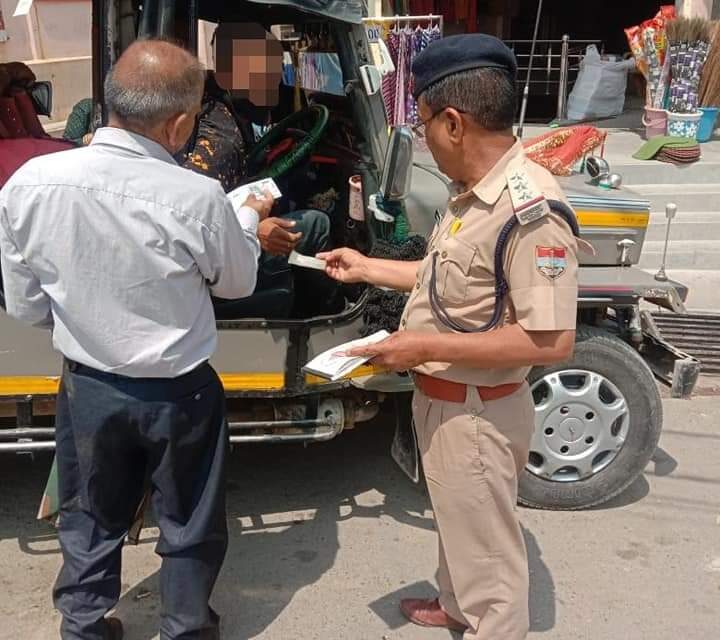 यातायात नियमों का उल्ल्घंन करने पर पिथौरागढ़ पुलिस ने कुल 160 वाहन चालकों का चालान कर 2 वाहन किये सीज