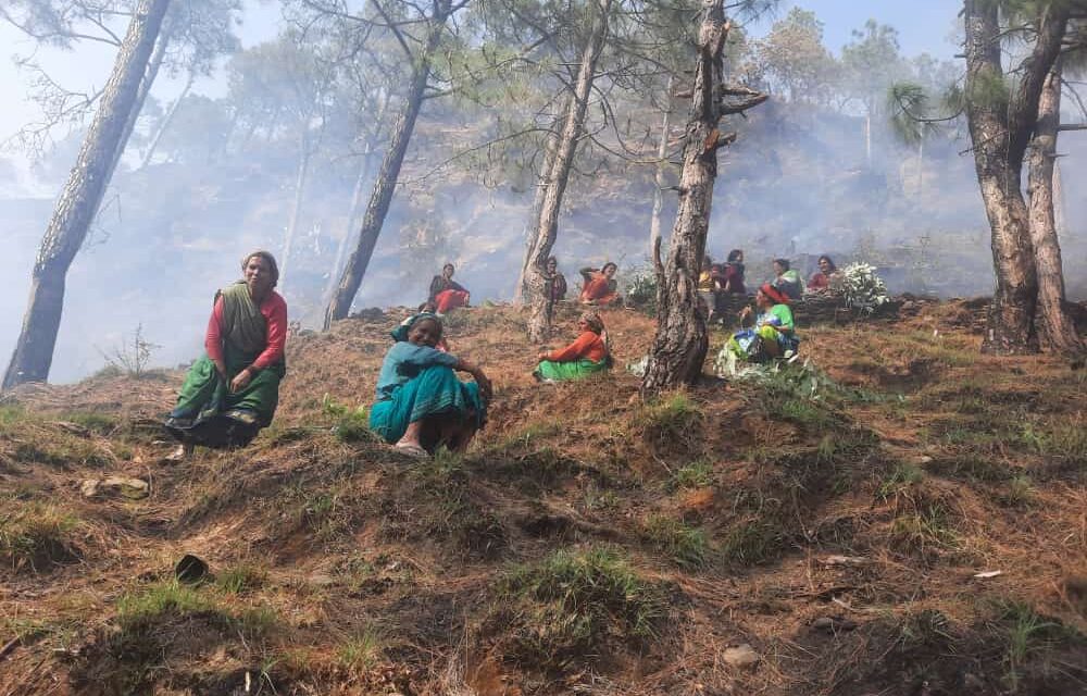 बढ़ती वनाग्नि की घटनाओं की रोकथाम के लिए स्वयं सहायता समूह एवं ग्रामीण संगठन भी बढ़चढ़ के आ रहे है आगे