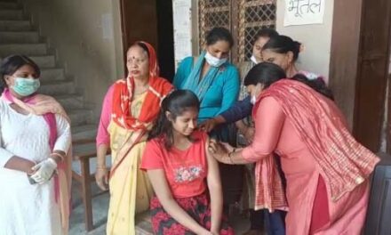 आर्य कन्या इंटर कॉलेज बहादराबाद में 12 से 14 वर्ष आयु वर्ग के बच्चों को वैक्सीन लगाने के लिए लगा कैंप