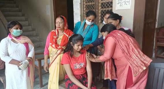 आर्य कन्या इंटर कॉलेज बहादराबाद में 12 से 14 वर्ष आयु वर्ग के बच्चों को वैक्सीन लगाने के लिए लगा कैंप