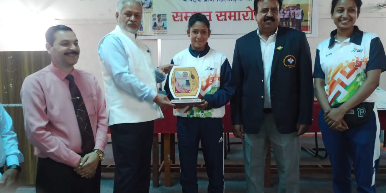 सोबन सिंह जीना विश्वविद्यालय ,अल्मोड़ा के कुलपति प्रो. भंडारी ने विवि की महिला बॉक्सिंग टीम के खिलाड़ियों को ‘खेलो इंडिया यूनिवर्सिटी गेम्स’ में पदक जीतने पर सम्मानित किया।