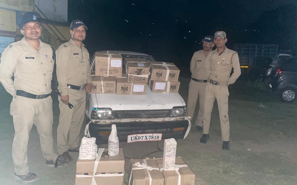नशा तस्करों पर लगाम लगाने हेतु एसएसपी अल्मोड़ा ने अपनाया कड़ा रुखचौखुटिया पुलिस ने 10 पेटी अवैध अंग्रेजी शराब की बरामद, वाहन सीज