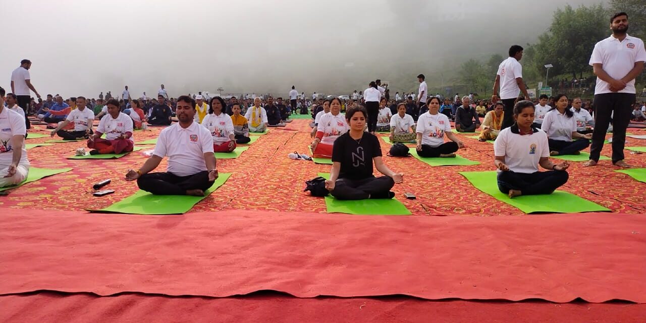 अल्मोड़ा में भव्य आयोजित किया गया 8वा अंतरराष्ट्रीय योग दिवस
