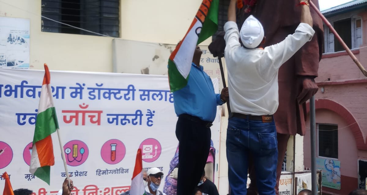 कांग्रेसजनों ने निकाली भारत जोड़ो तिरंगा यात्रा,विक्टर मोहन जोशी की मूर्ति पर किया मालर्यापन