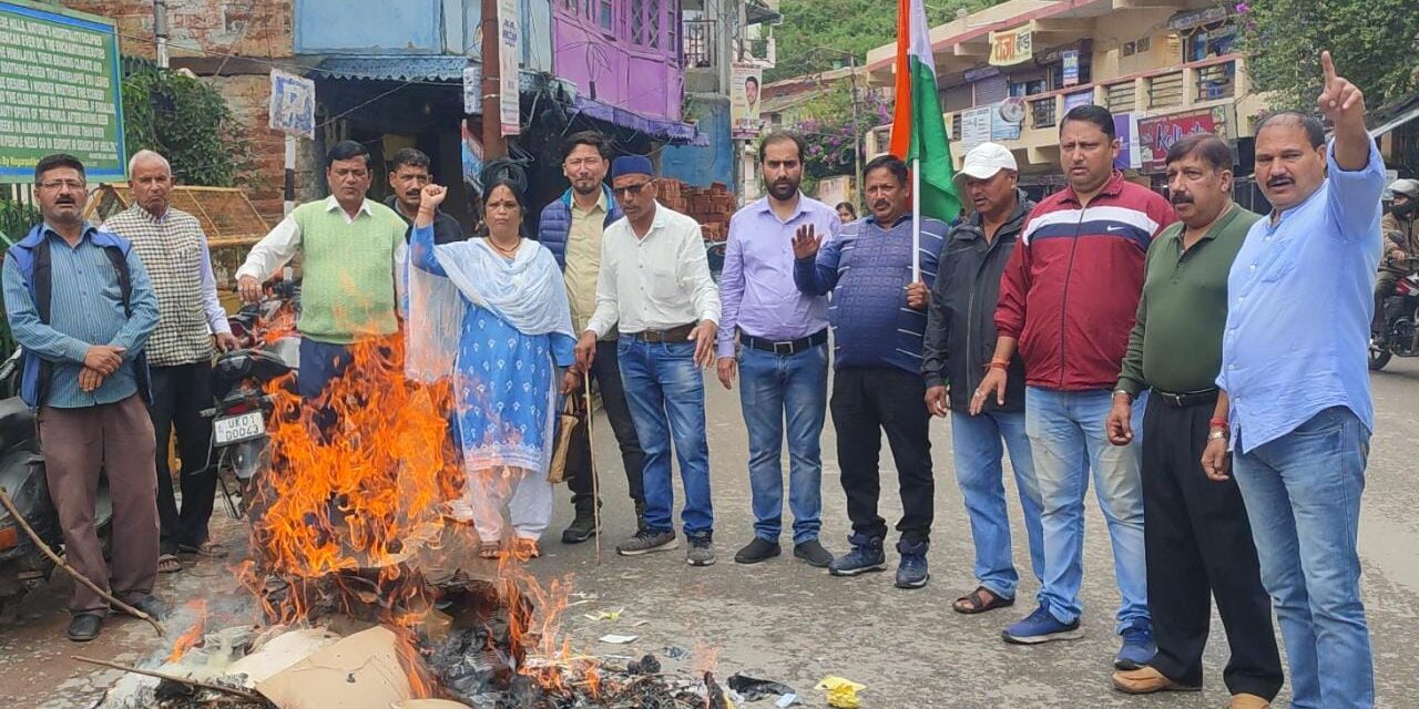 अंकिता के हत्यारों को फांसी की सजा देने की मांग के साथ अल्मोड़ा कांग्रेस ने दहन किया भाजपा सरकार का पुतला