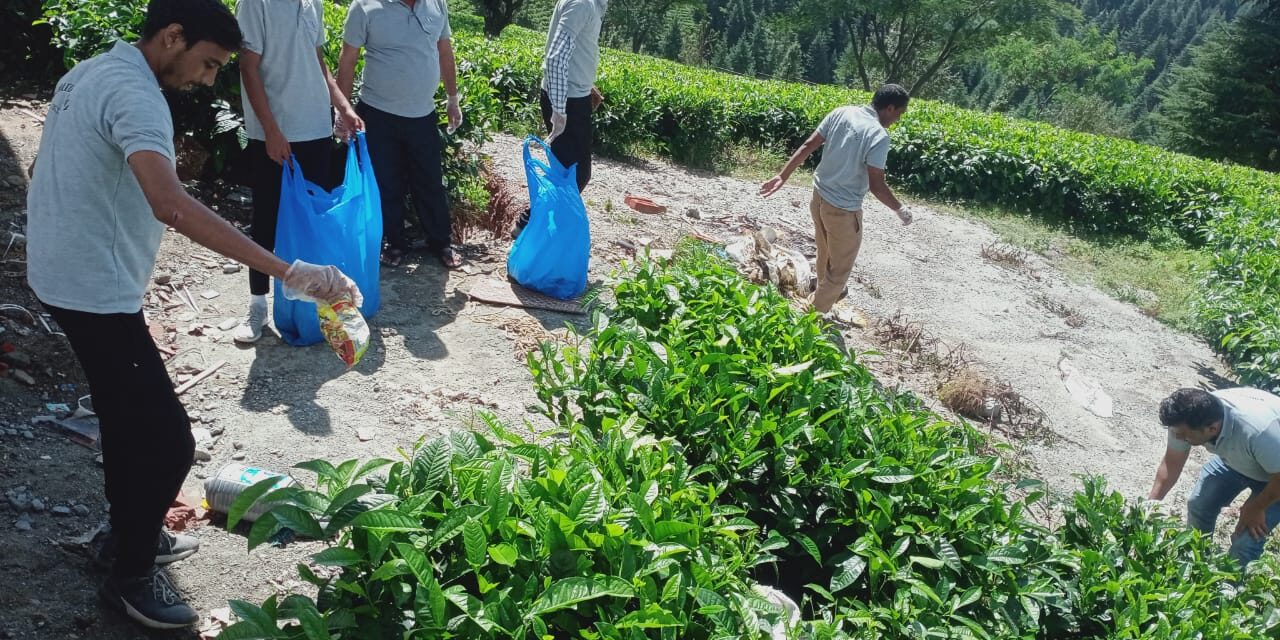 युवाओं के साथ पर्यटन कार्यालय एवं सिलिंगटाक स्थित चाय बगान में चलाया गया वृहद सफाई अभियान