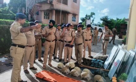 पुलिस उपाधीक्षक अल्मोड़ा ने थाना लमगड़ा का अर्द्धवार्षिक निरीक्षण कर दिये आवश्यक दिशा-निर्देशबीट बुक अध्यावधिक रखने पर आरक्षी को पुरुस्कृत कर किया उत्साहवर्धन