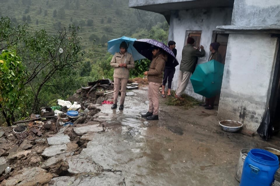 भतरौजखान पुलिस ने भारी बारिश के कारण 01 मकान का आंगन ढह जाने पर परिवारजनों को सुरक्षित दूसरे घर में ठहराया