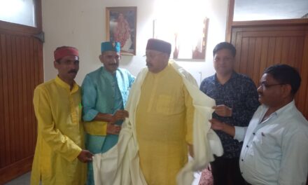 लोक कलाकार महासंघ के प्रदेश अध्यक्ष गोपाल सिंह चम्याल ने संस्कृति मंत्री सतपाल महाराज से की शिष्टमंडल के साथ भेट