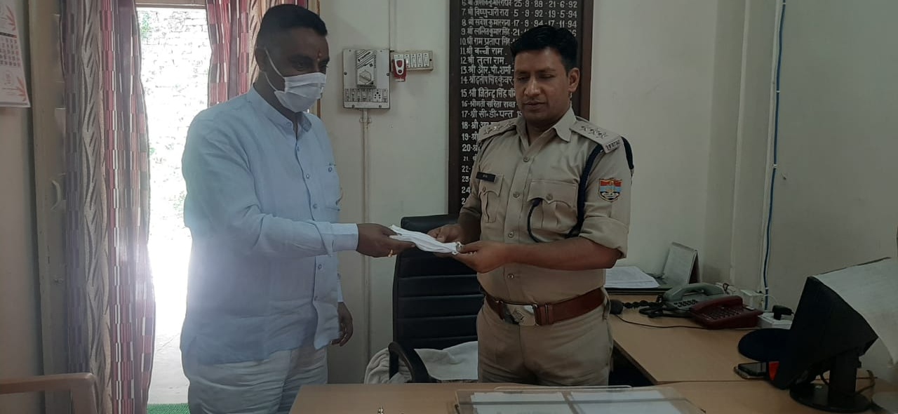 कर्नाटक ने पुलिस कार्यालय में तैनात लोगों को बाटे मास्क, की उनके कार्यो की प्रशंसा।