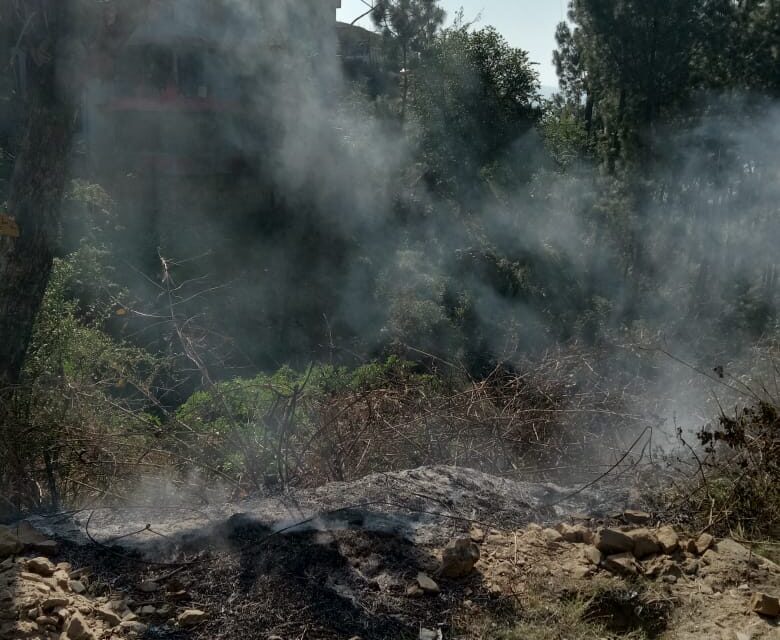 कर्नाटकखोला में लगी आग को सभासद एवं स्थानीय नागरिकों ने तत्परता से बुझाया