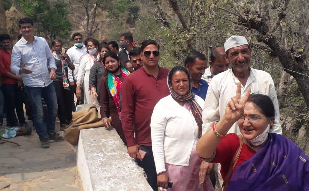 सल्ट उपचुनाव में कांग्रेस प्रत्याशी गंगा ने सोली, तराड़, मैठानी गाँव क्षेत्र का भ्रमण कर मांगे वोट
