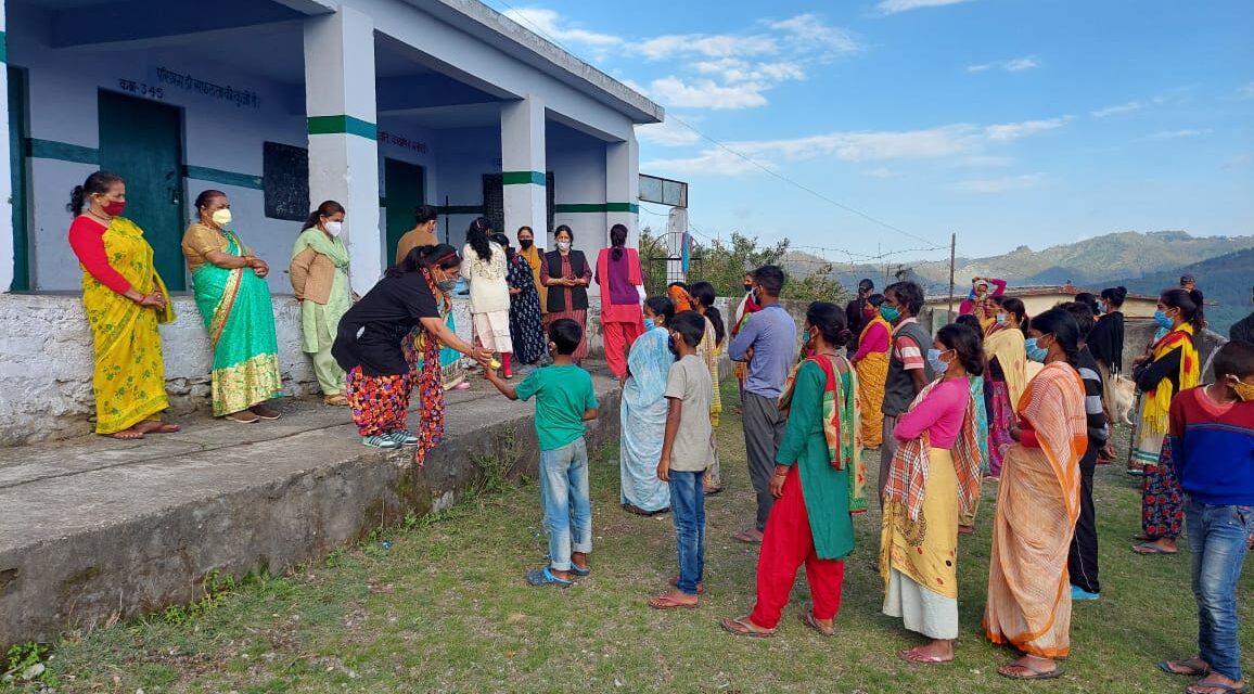 समाजसेविका गीता ने फलसीमा में बाटे फल, सैनेटाइजर तथा मास्क