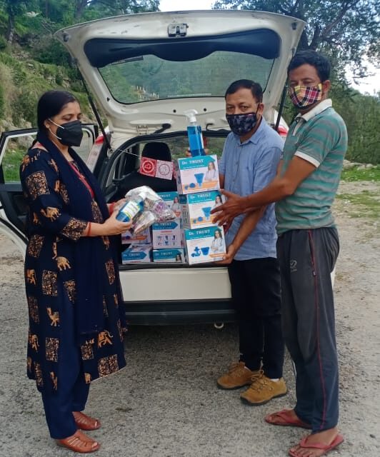 शोभा और प्रकाश ग्रामीण क्षेत्र में राष्ट्रीय जन सेवा समिति के माध्यम से कर रहे है लोगों की मदद