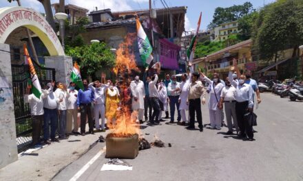 कुंभ कोरोना जांच घोटाले पर अल्मोड़ा कांंग्रेस ने किया प्रदर्शन,भाजपा का पुतला दहन कर की सीएम से इस्तीफे की मांग