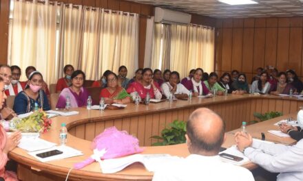 प्रदेश की महिला कल्याण एवं बाल विकास, मंत्री रेखा आर्या द्वारा विधान सभा स्थित सभा कक्ष में आंगनबाडी कार्यकत्री और सहायिकाओं के सेवा सम्बन्धी समस्याओं के समाधान के लिए आंगनबाडी संगठनों के सदस्यो के साथ बैठक की गई।