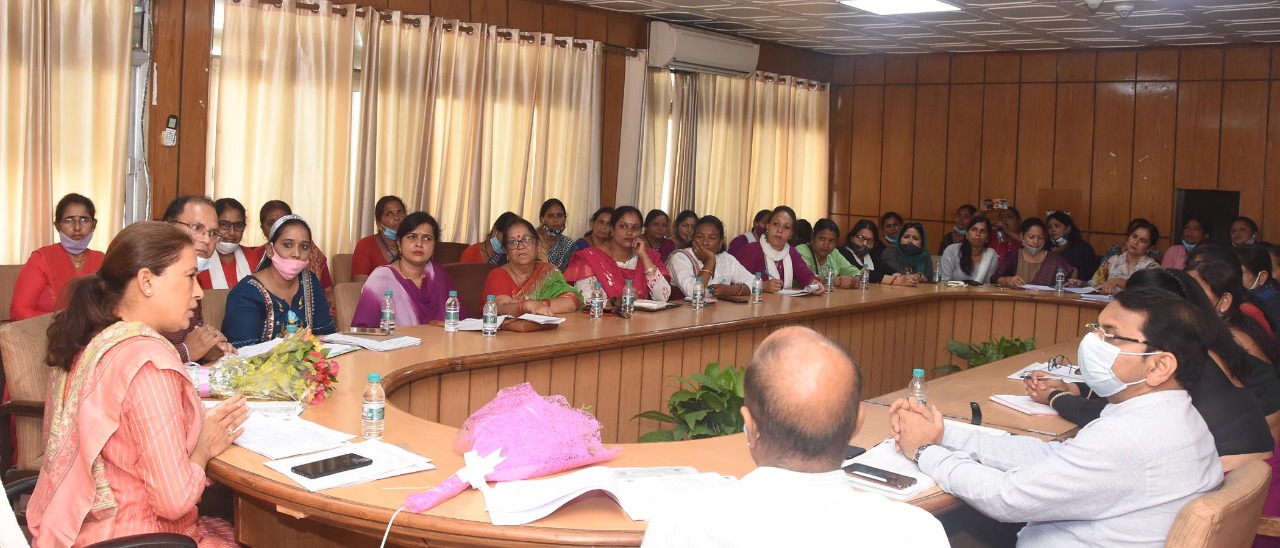 प्रदेश की महिला कल्याण एवं बाल विकास, मंत्री रेखा आर्या द्वारा विधान सभा स्थित सभा कक्ष में आंगनबाडी कार्यकत्री और सहायिकाओं के सेवा सम्बन्धी समस्याओं के समाधान के लिए आंगनबाडी संगठनों के सदस्यो के साथ बैठक की गई।