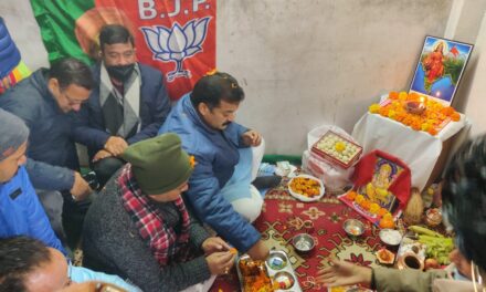 अल्मोड़ा भारतीय जनता पार्टी प्रत्याशी कैलाश शर्मा ने पूजा अर्चना के साथ किया चुनाव कार्यालय का शुभारंभ
