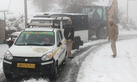 भारी बर्फबारी के कारण अल्मोड़ा पिथौरागढ़ राष्ट्रीय राजमार्ग में फँसे पर्यटकों एवं आमजन को दन्या पुलिस ने सकुशल रेस्क्यू कर ठहराया स्थानीय होटल, रिजार्ट तथा पुलिस कर्मियों के आवास में