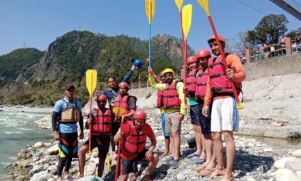 साहसिक खेल को बढ़ावा देने को युवाओं ने की अंतराष्ट्रीय सीमा में बहने वाली महाकाली नदी में जौलजिबी से झूलाघाट तक राफ्टिंग