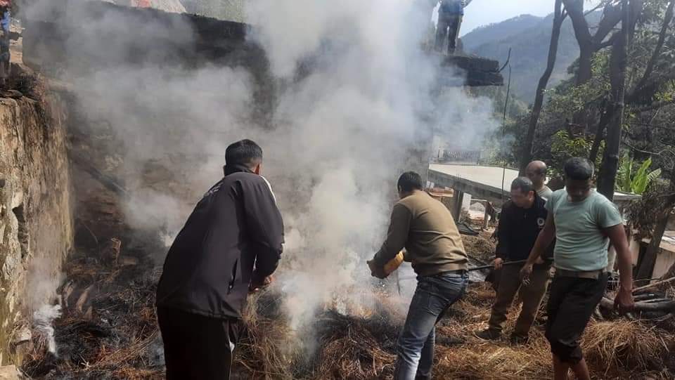 फायर टीम बागेश्वर द्वारा त्वरित कार्यवाही कर बुझाई गई घास के ढेर में लगी आग