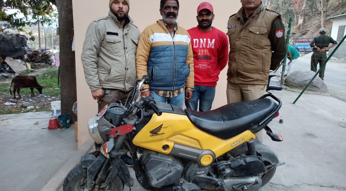 भतरौंजखान पुलिस ने बैजनाथ थाने की सूचना पर एक लाख रुपये एवं मोटर साईकिल किया बरामद, युवक को किया परिजनों के सुपुर्द
