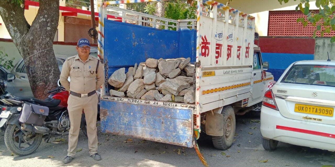 अवैध रूप से खनन सामग्री पत्थर परिवहन करने पर द्वाराहाट पुलिस ने पिकप किया सीज
