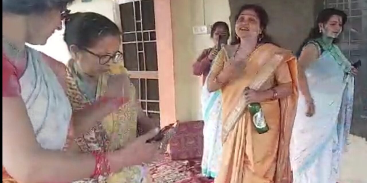 अल्मोड़ा में भाजपा कांग्रेस की महिलाओं ने एक साथ होली के गीतों से सराबोर किया नगरी को।