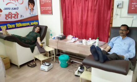 विश्व रक्तदान दिवस के अवसर में जन अधिकार मंच त्रिलोचन जोशी ने पत्नी के साथ किया रक्तदान