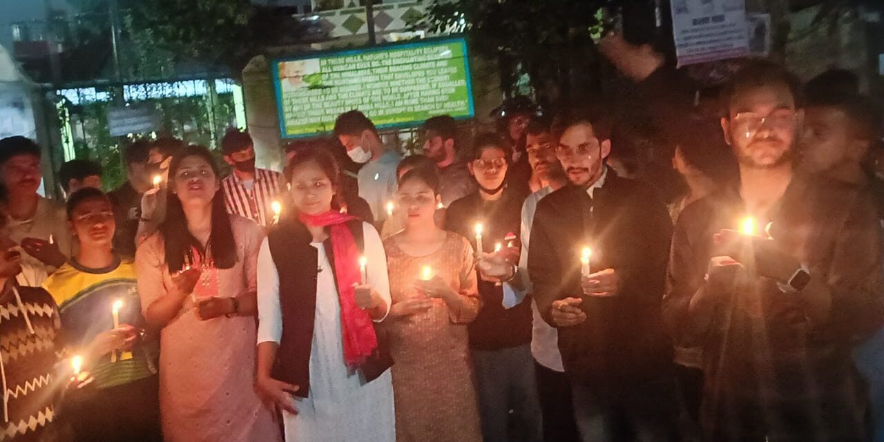 अंकिता भंडारी हत्या मामले में युवाओं में आक्रोश, अल्मोड़ा के युवाओं ने सोबान सिंह जीना विश्वविद्यालय से गांधी पार्क तक निकली कैंडल मार्च रैली