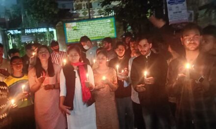 अंकिता भंडारी हत्या मामले में युवाओं में आक्रोश, अल्मोड़ा के युवाओं ने सोबान सिंह जीना विश्वविद्यालय से गांधी पार्क तक निकली कैंडल मार्च रैली