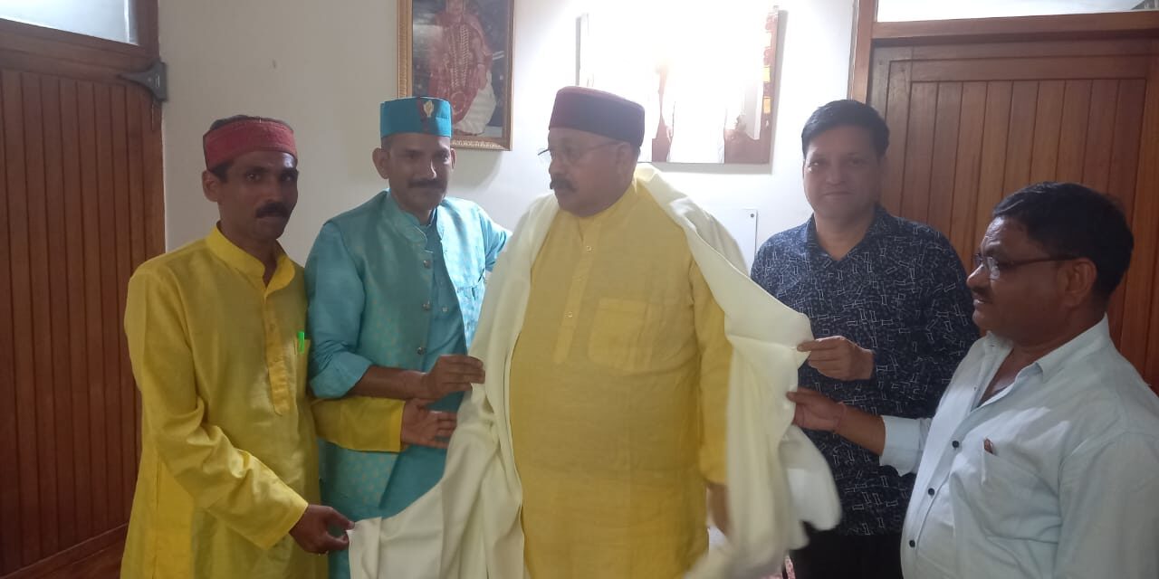 लोक कलाकार महासंघ के प्रदेश अध्यक्ष गोपाल सिंह चम्याल ने संस्कृति मंत्री सतपाल महाराज से की शिष्टमंडल के साथ भेट