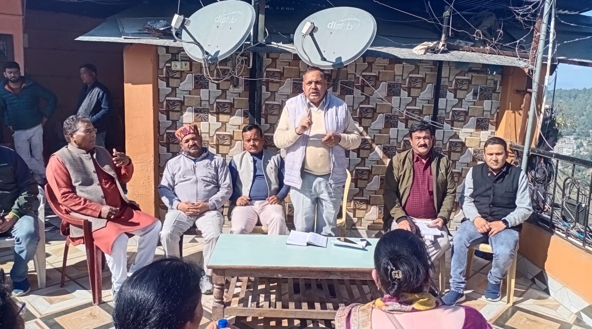 मुख्यमंत्री पुष्कर सिंह धामी के अल्मोड़ा दौरे को लेकर भाजपा कार्यकर्ताओं ने की बैठक