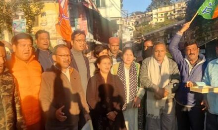 गुजरात जीत पर भाजपा कार्यकर्ताओं ने बाटी मिठाई और मनाई खुशी