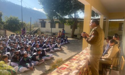 थानाध्यक्ष चौखुटिया ने स्कूल मे लगायी गौरा शक्ति पाठशाला, छात्राओं को गौरा शक्ति की सुविधाओं से कराया रूबरू