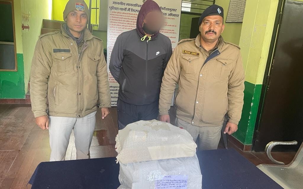 चौखुटिया पुलिस ने चैकिंग के दौरान स्कूटी में 10 हजार रुपये की अवैध अग्रेजी शराब के साथ 01 व्यक्ति को किया गिरफ्तार, स्कूटी सीज